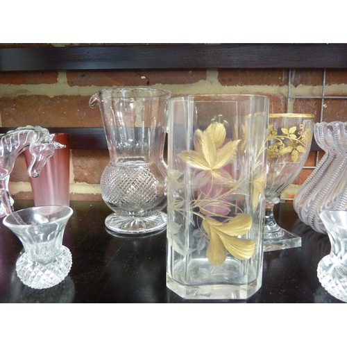 125 - Various glasswares including a dram set of thistle shape; a large air trap money purse shaped vase, ... 