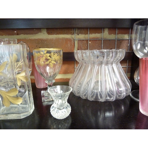 125 - Various glasswares including a dram set of thistle shape; a large air trap money purse shaped vase, ... 