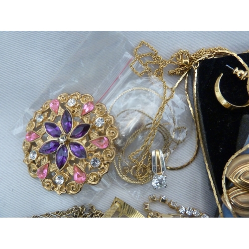 30 - A quantity of gold plated costume jewellery, including a feather form brooch set with glass and pear... 