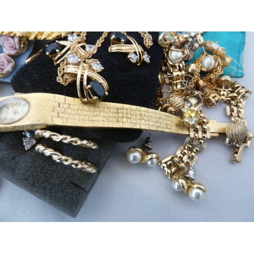 30 - A quantity of gold plated costume jewellery, including a feather form brooch set with glass and pear... 