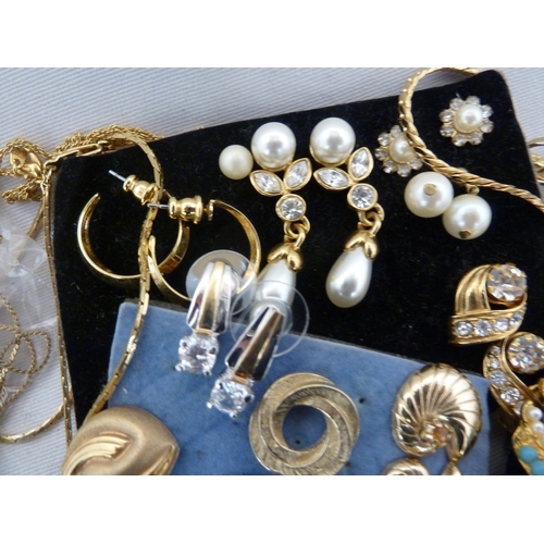 30 - A quantity of gold plated costume jewellery, including a feather form brooch set with glass and pear... 