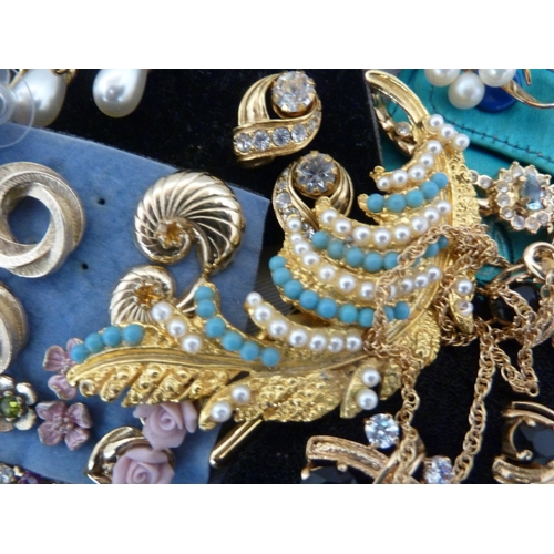 30 - A quantity of gold plated costume jewellery, including a feather form brooch set with glass and pear... 