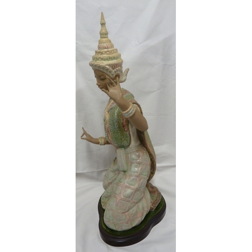 60 - A Large size Lladro figure of a Thai dancer, designed by Vincente Martinez, polychrome colours with ... 