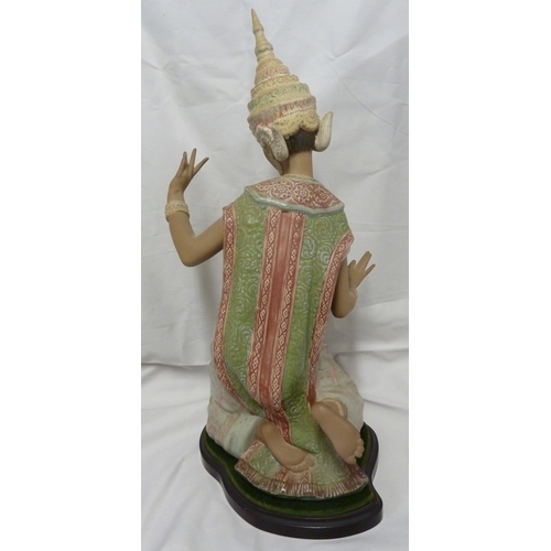 60 - A Large size Lladro figure of a Thai dancer, designed by Vincente Martinez, polychrome colours with ... 