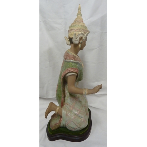 60 - A Large size Lladro figure of a Thai dancer, designed by Vincente Martinez, polychrome colours with ... 