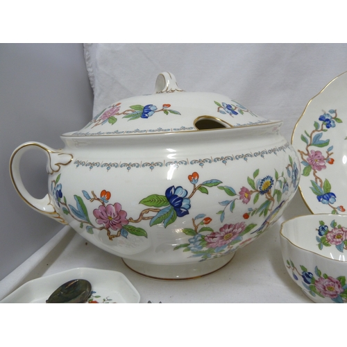 76 - A group of Aynsley porcelains, Pembroke pattern, comprising Soup tureen and cover; cake plate; jam s... 