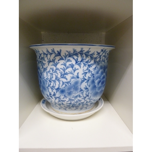 80 - A Chinese blue and white porcelain jardiniere and stand, decorated with peony motifs (2)