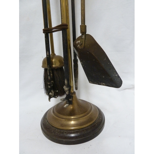 93 - A set of brass fireside furniture, comprising stand, poker, tongs, shovel and broom (5)