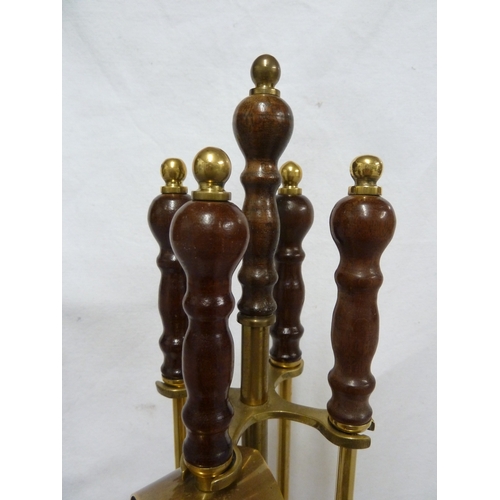 93 - A set of brass fireside furniture, comprising stand, poker, tongs, shovel and broom (5)