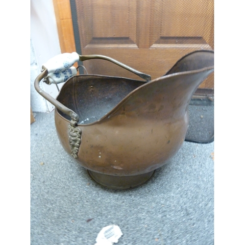 94 - A helmet form coal bucket with porcelain handles; and a fireguard, 60 x 60 cm max (2)