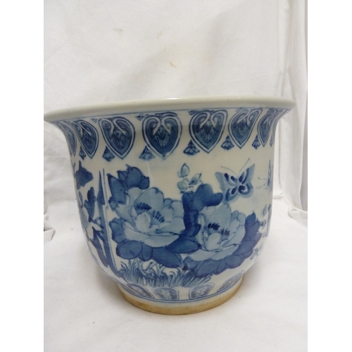 153 - A large Chinese blue and white fish bowl jardiniere, decorated with peonies and butterflies between ... 