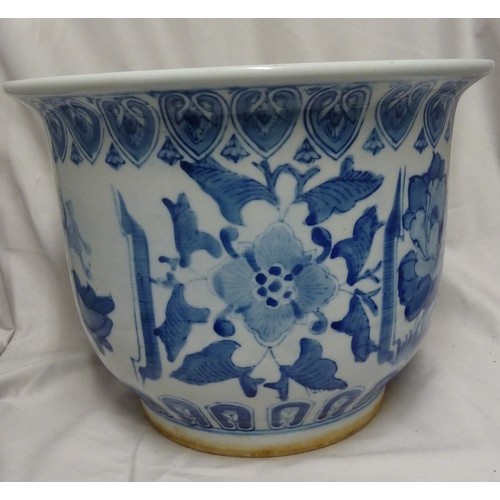 153 - A large Chinese blue and white fish bowl jardiniere, decorated with peonies and butterflies between ... 