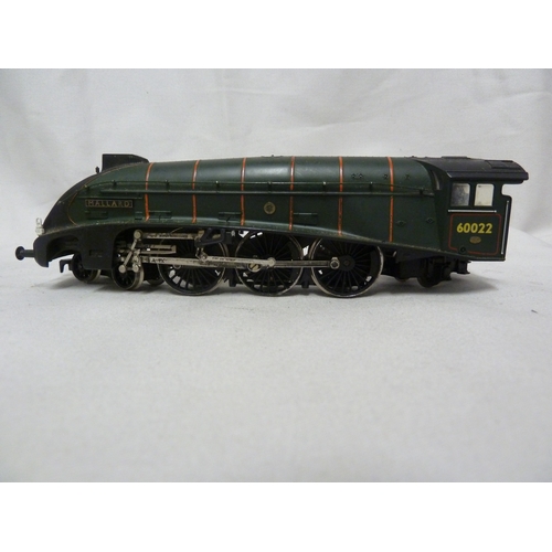 155 - Model Railway Interest - a Hornby 00 guage steam locomotive numbered 60022 with nameplate Mallard ea... 