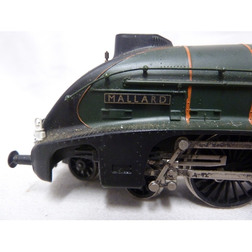 155 - Model Railway Interest - a Hornby 00 guage steam locomotive numbered 60022 with nameplate Mallard ea... 