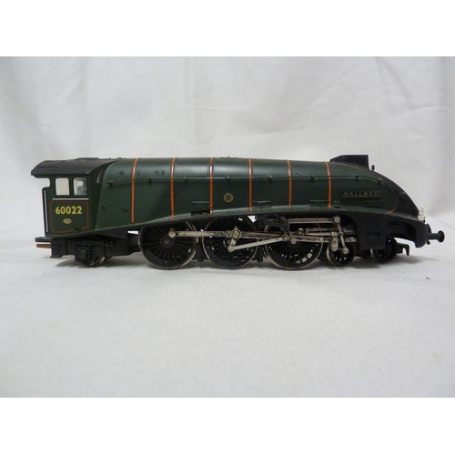 155 - Model Railway Interest - a Hornby 00 guage steam locomotive numbered 60022 with nameplate Mallard ea... 