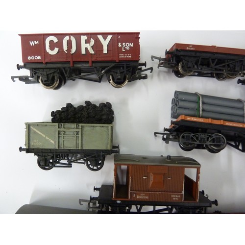 196 - Model Railway Interest - Triang 00 gauge 20 various goods, coal and freight wagons, including those ... 