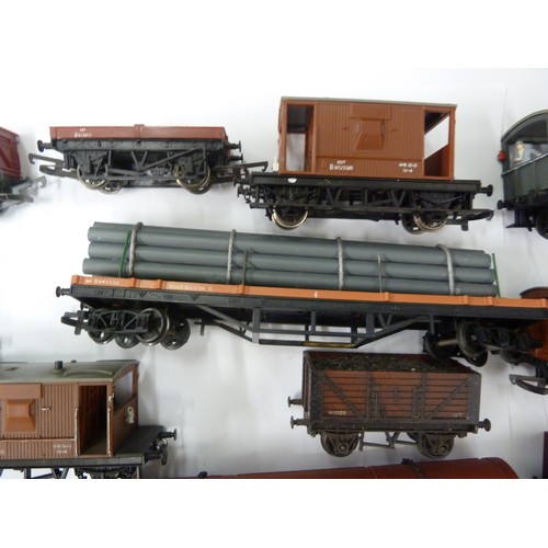 196 - Model Railway Interest - Triang 00 gauge 20 various goods, coal and freight wagons, including those ... 