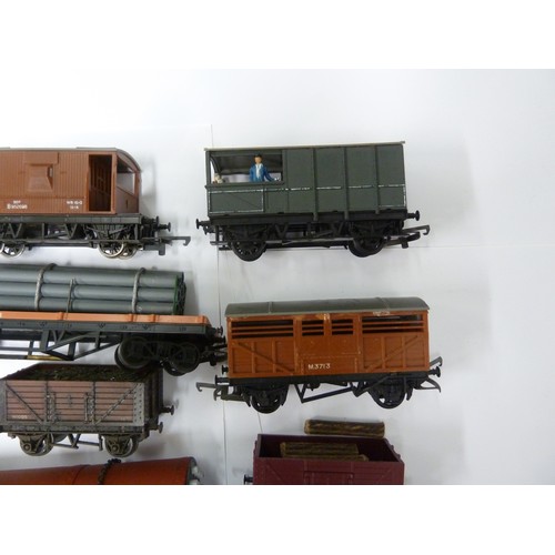 196 - Model Railway Interest - Triang 00 gauge 20 various goods, coal and freight wagons, including those ... 