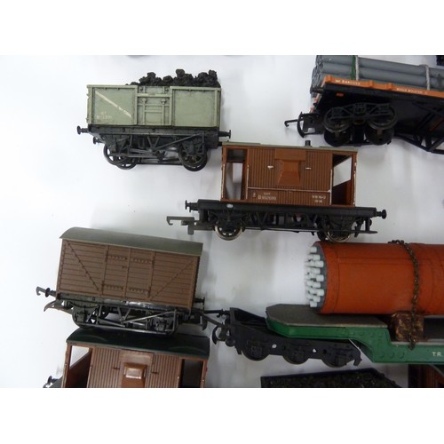 196 - Model Railway Interest - Triang 00 gauge 20 various goods, coal and freight wagons, including those ... 