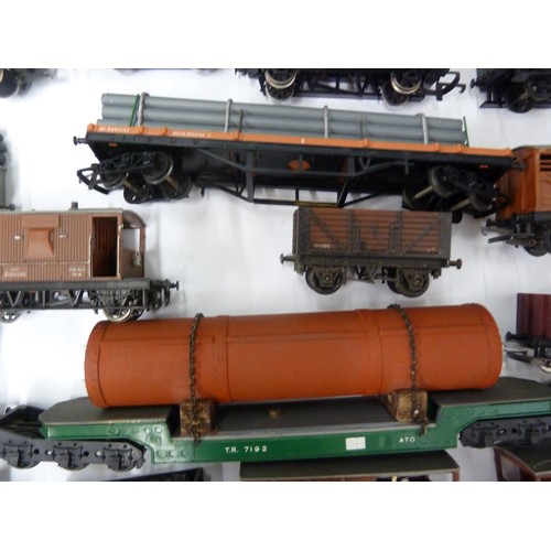 196 - Model Railway Interest - Triang 00 gauge 20 various goods, coal and freight wagons, including those ... 