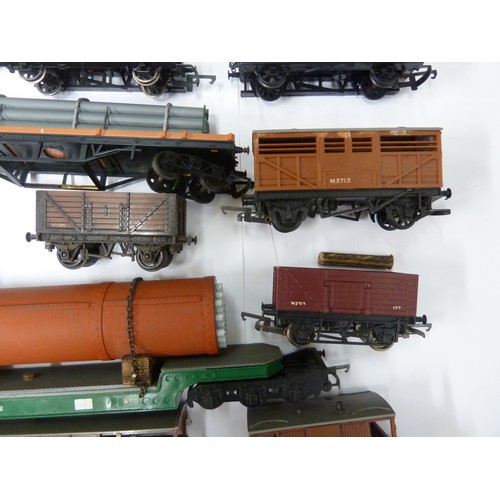 196 - Model Railway Interest - Triang 00 gauge 20 various goods, coal and freight wagons, including those ... 