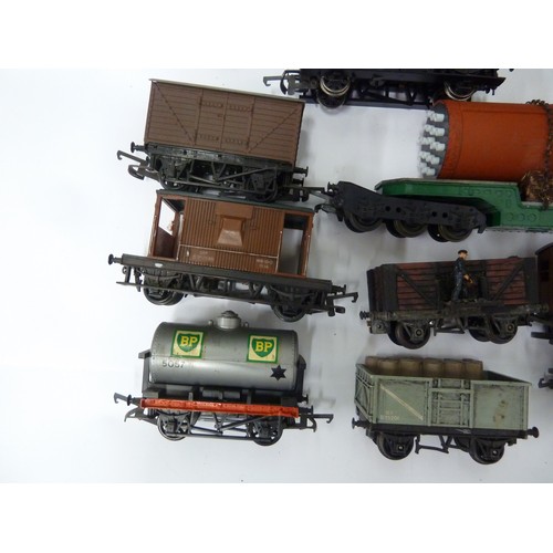 196 - Model Railway Interest - Triang 00 gauge 20 various goods, coal and freight wagons, including those ... 