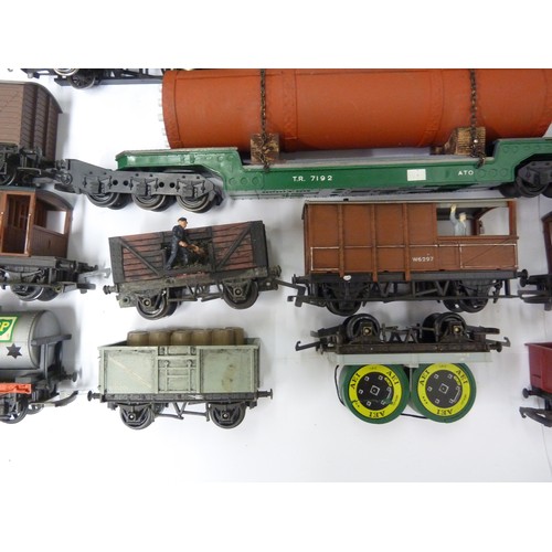 196 - Model Railway Interest - Triang 00 gauge 20 various goods, coal and freight wagons, including those ... 