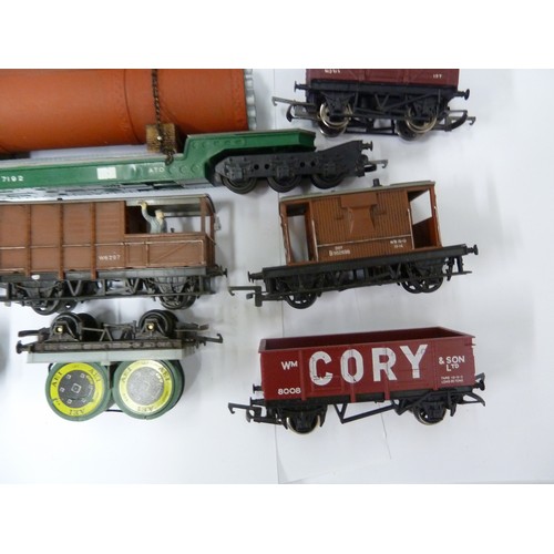 196 - Model Railway Interest - Triang 00 gauge 20 various goods, coal and freight wagons, including those ... 