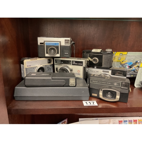 117 - Assorted vintage cameras, including Kodak etc