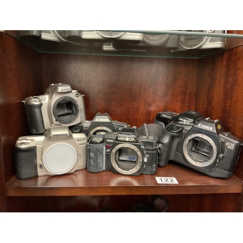 122 - Assorted Minolta, Canon and other cameras