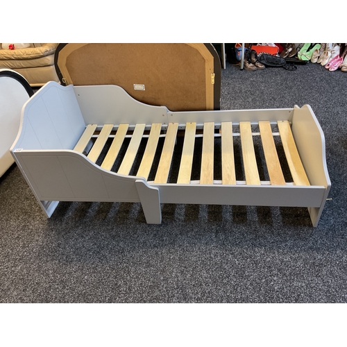 120 - Toddler bed