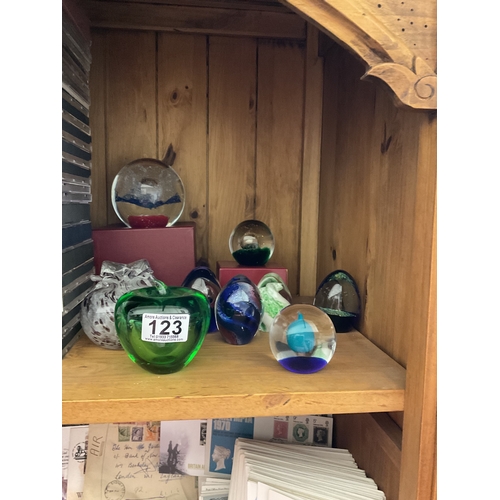 123 - Quantity paper weights