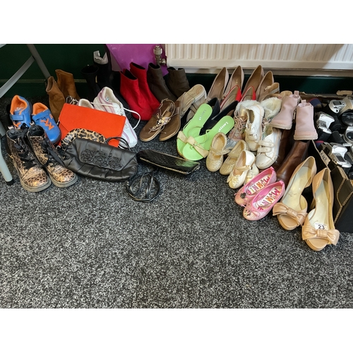 23 - Quantity shoes and bags