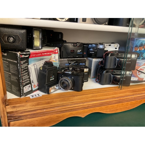 211 - Quantity of vintage cameras