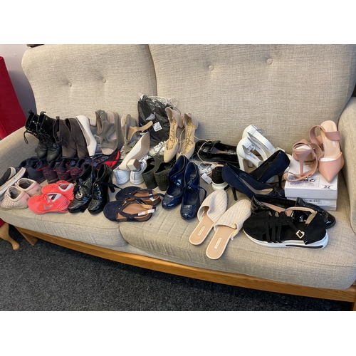 32 - Quantity shoes