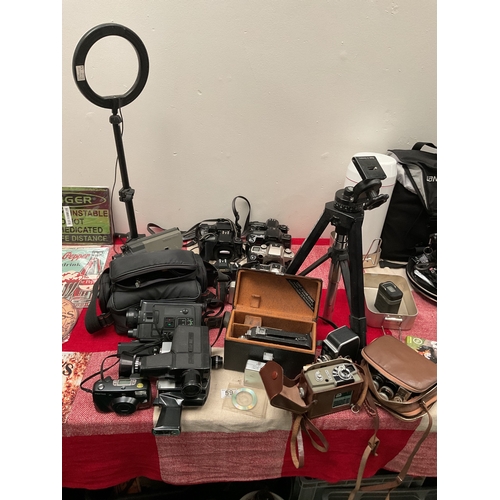 89 - Vintage cameras etc