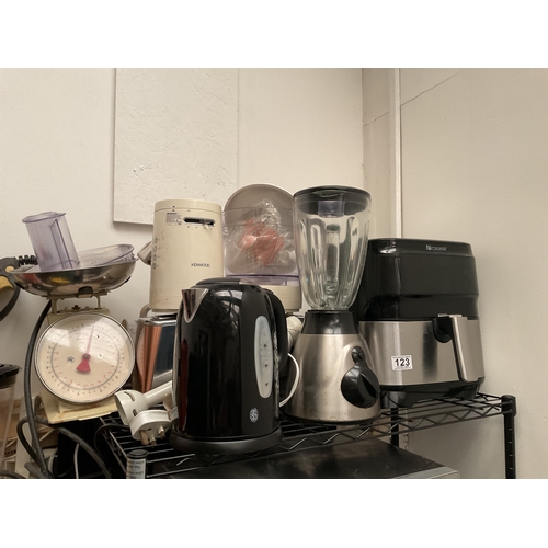 123 - Assorted electrics, air fryer, toaster, kettle etc.