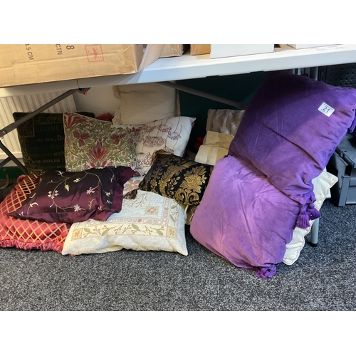 21 - Assorted modern cushions