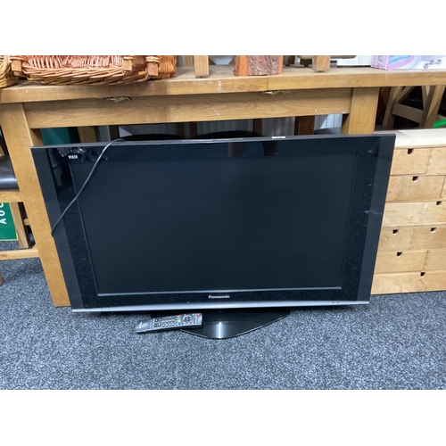 10 - Panasonic 32'' tv with remote