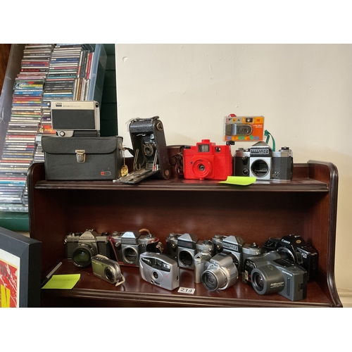 214 - Quantity of vintage cameras