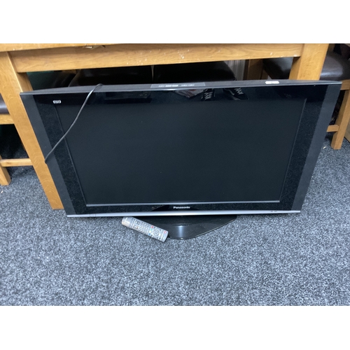 6 - Panasonic 32'' tv with remote