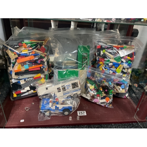 257 - Quantity assorted lego