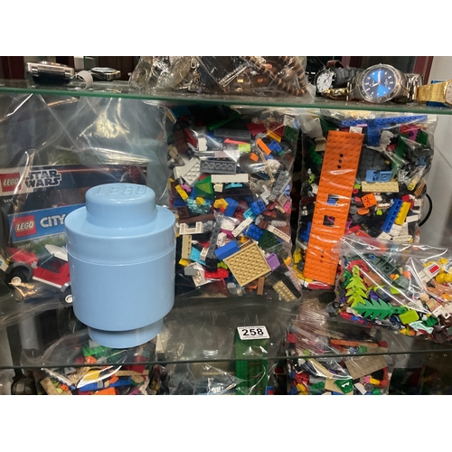 258 - Quantity assorted lego