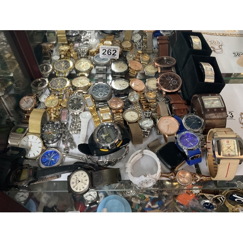 262 - Very large quantity of watches