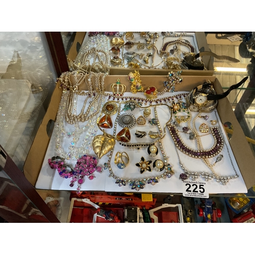 225 - Assorted costume jewellery