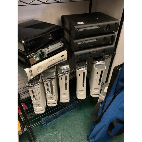 89 - 12 x Xbox 360s, spares repairs