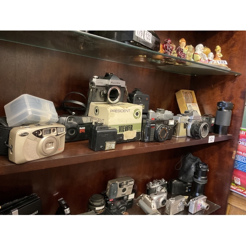 121 - Quantity of assorted vintage and other cameras - untested