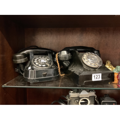 123 - 2 x vintage telephones