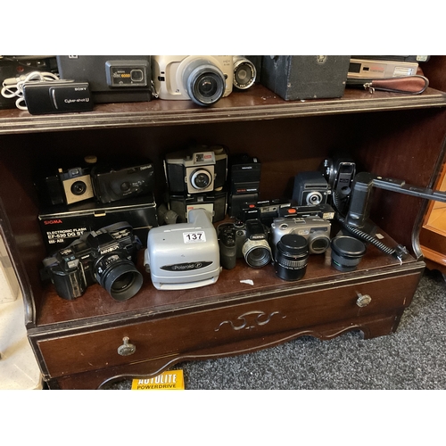 137 - Quantity of assorted vintage and other cameras - untested