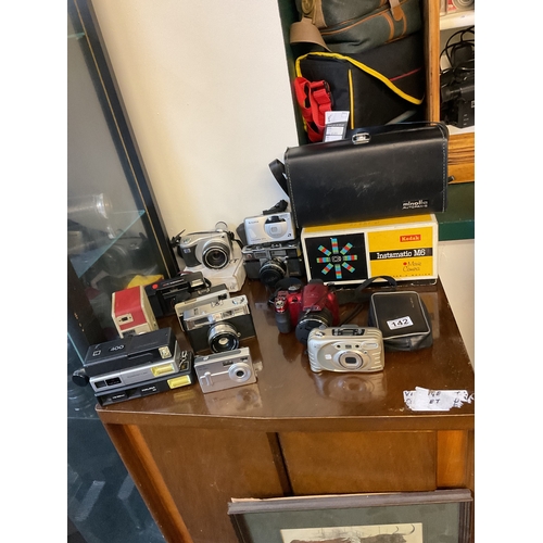 142 - Quantity of assorted vintage and other cameras - untested